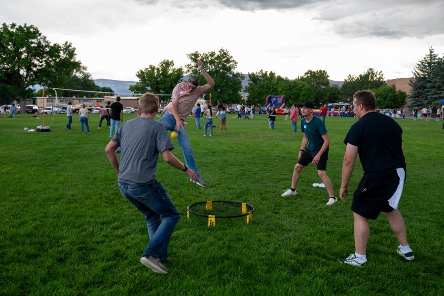 大一新生玩Spikeball