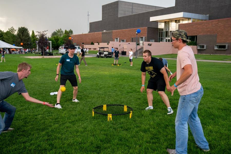 大一新生玩Spikeball